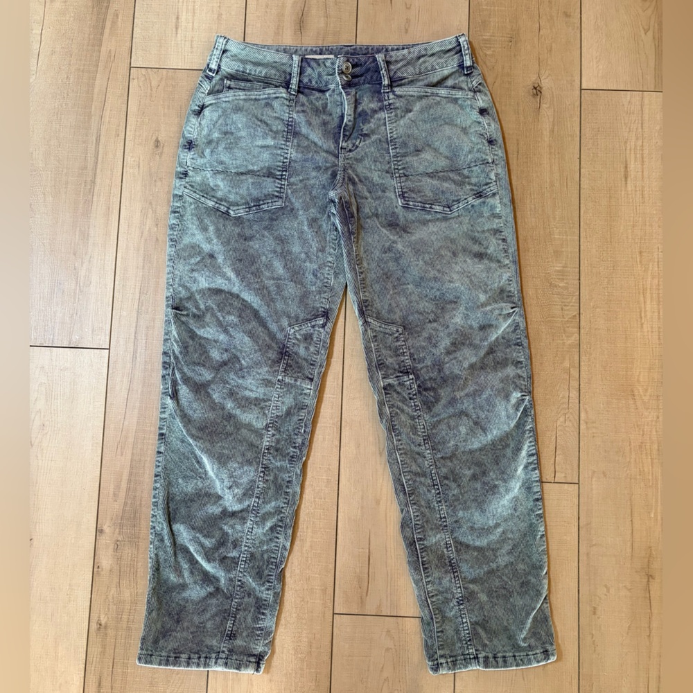 The Wanderer Mid-Rise Relaxed-Leg Trousers by Pilcro in Moss Green
